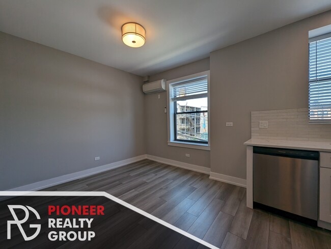 Building Photo - 3935 N Janssen Ave Unit #3943.5-E2 Rental