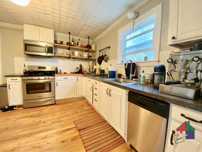 Updated Kitchen! - 47 Mansion St Unit MANB
