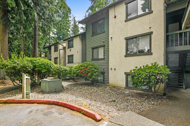 Building Photo - **Beautifully Updated 2-Bedroom, 2-Bath Condo in Prime Kirkland Location** Unit #305