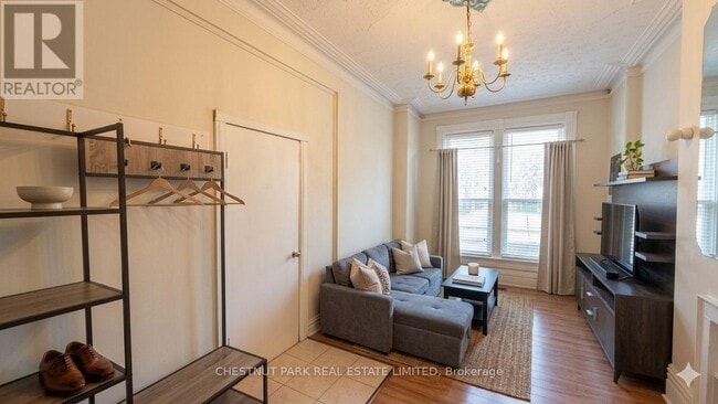 Photo - 149 Gerrard St E