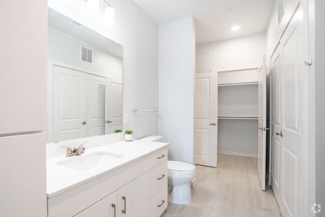 1 habitación, 1 baño - 691 pies cuadrados - Baño - Century Heights - 55+ Senior Living