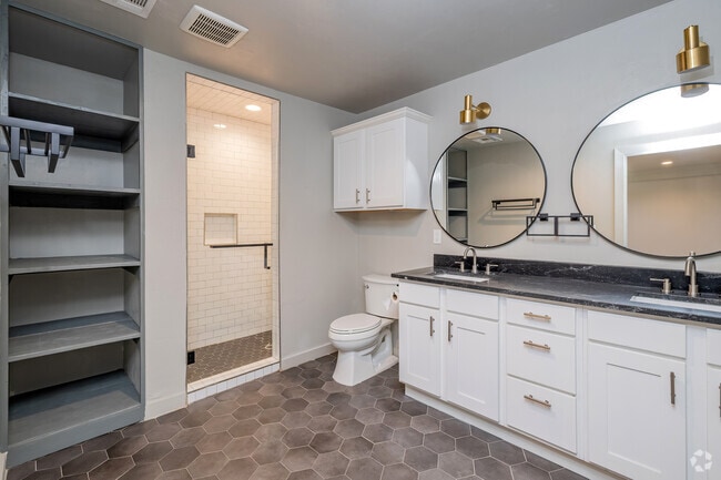2BR, 2BA - 1064SF - Bathroom
