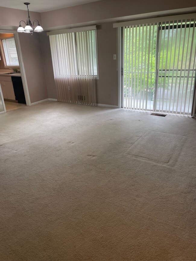Sala de estar con vista a la terraza. - 10638 Weymouth St Unidad 101