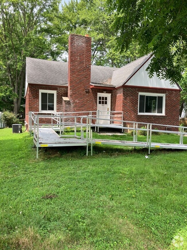 Building Photo - Spacious 4bed, 2.5 bath classic brick home