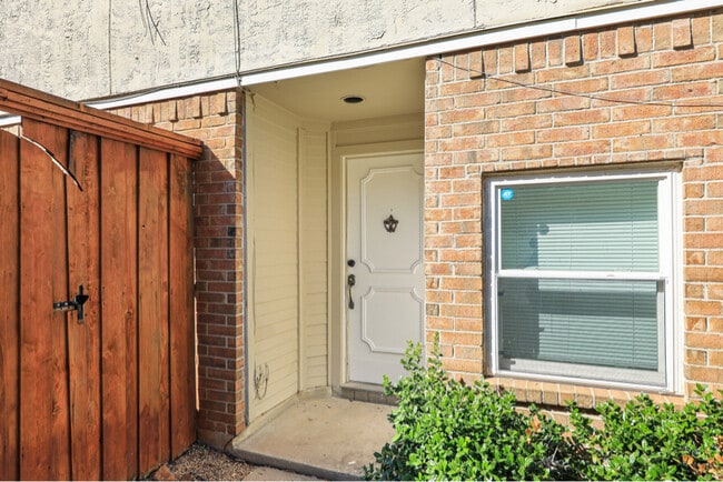 Photo - 4925 Tree Top Ln