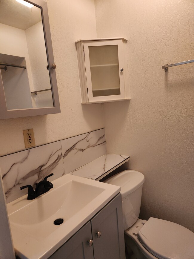 Photo - 1326 E St Unit Cozy 1 Bedroom Apartment
