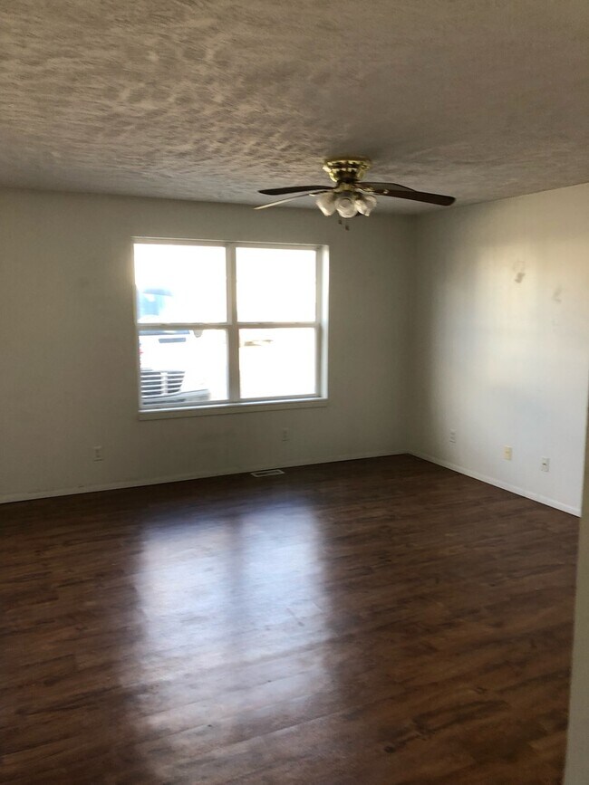 Dormitorio #1 - 219 Railroad St