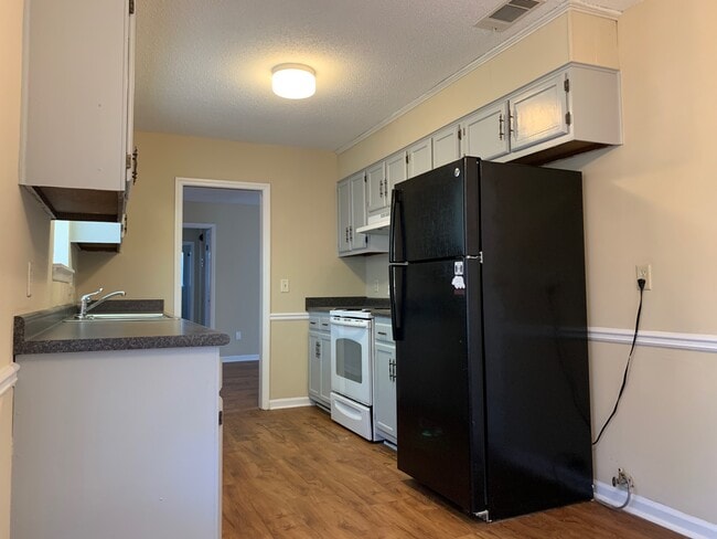 Photo - 814 Robin Hood Trail