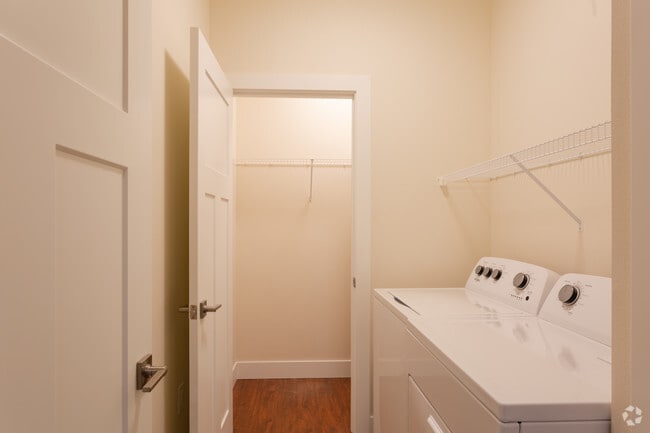 1BR, 1BA - 913Sf
