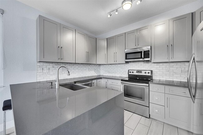 Building Photo - 150 Jacaranda Country Club Dr Unit 200