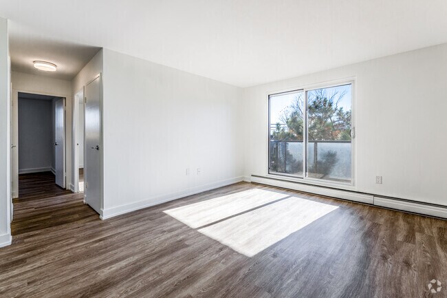 2BR, 1BA - 952SF - Living Room