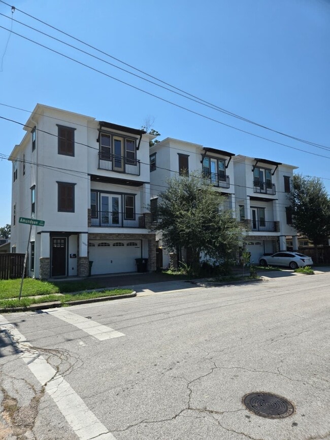 Building Photo - 1520 Amundsen St Rental