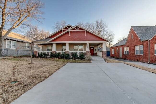 Building Photo - 3/2 Open And Bright Craftsman! Rental