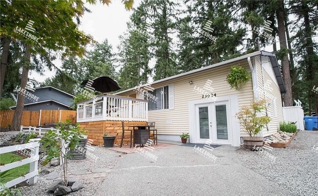 Building Photo - 3 Bed 2 Bath Graham Home w/ Beautiful Kitchen Remodel!