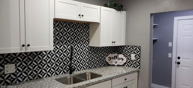 Building Photo - 105 N Los Robles Dr