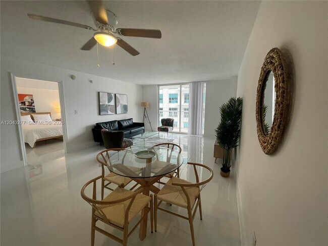Building Photo - 1200 Brickell Bay Dr Unit 3104