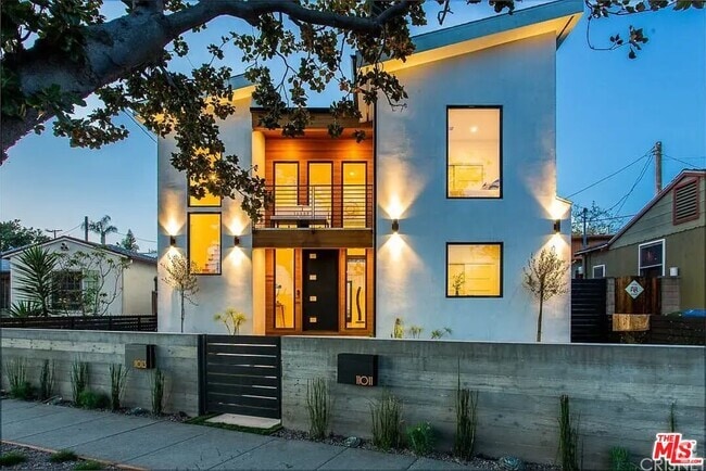 Building Photo - 10921 1/2-11011 Exposition Blvd Rental