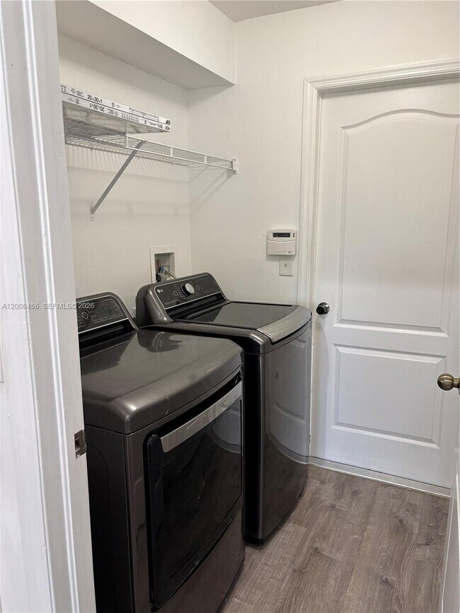 Photo - 3109-3110 10th St W