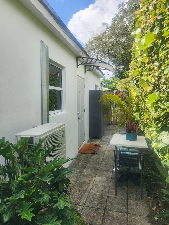 Entrance | patio - 1722 NW 185th Ter Apartments Unit Fully equipped studio