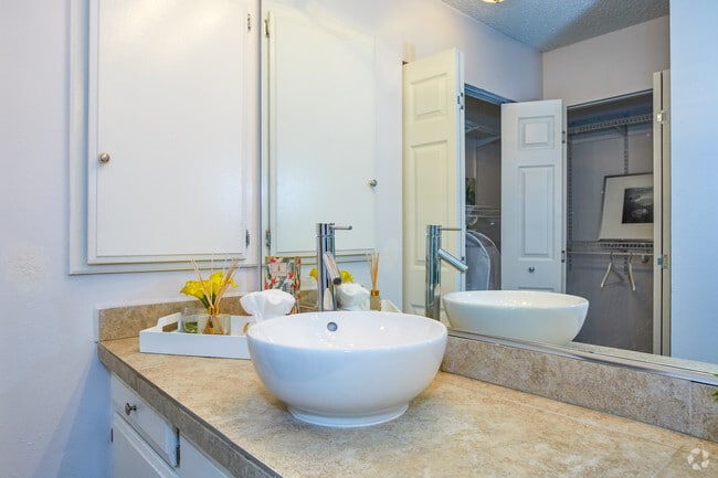 1BR, 1BA - 850 SF