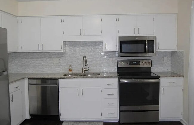 Building Photo - Room in Townhome on Fargo St