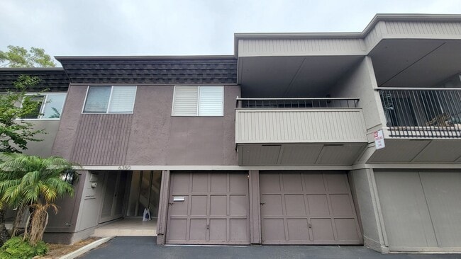 Building Photo - 3 bd/2 ba Townhouse close to USD.