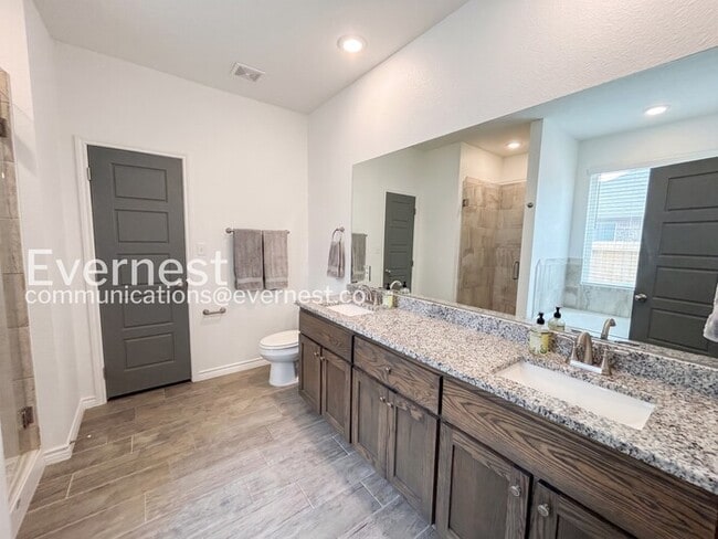 Photo - 2215 Hornbeam St