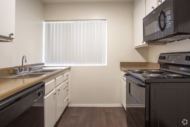 2BR, 2BA-965 SF