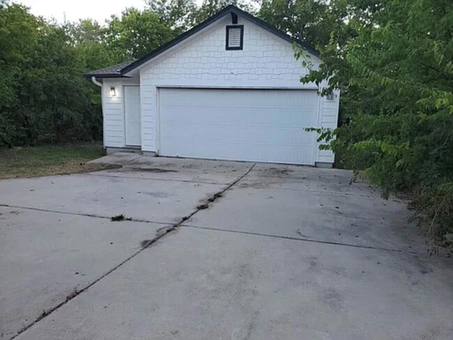 Building Photo - 203 E Pecan St