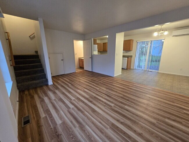 Photo - 1918 SE Douglas Ave