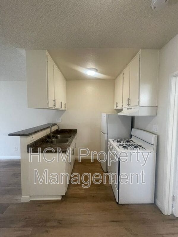 8240 Whitsett Ave