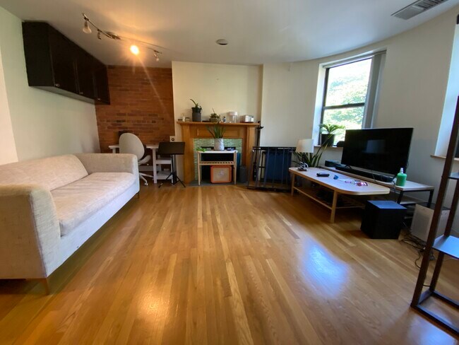 Photo - 84 Gainsborough St