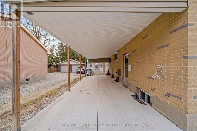 Photo - 105 Wellington St W