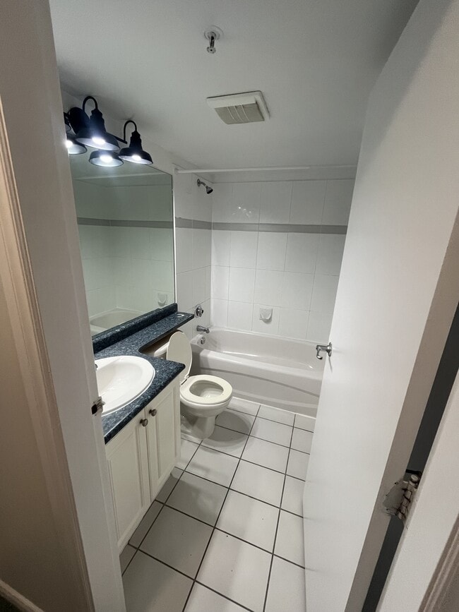 Photo - 1278 Granville St