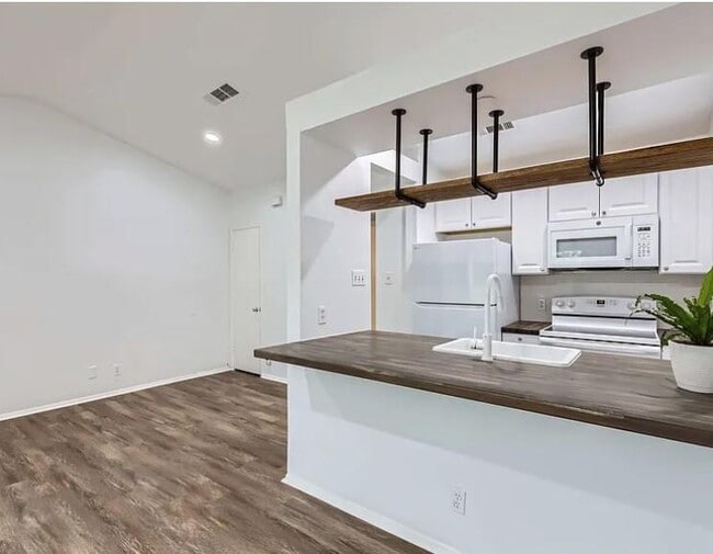 Photo - 1301 Hollow Creek Dr