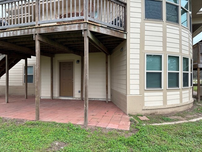 Photo - 631 Live Oak Dr