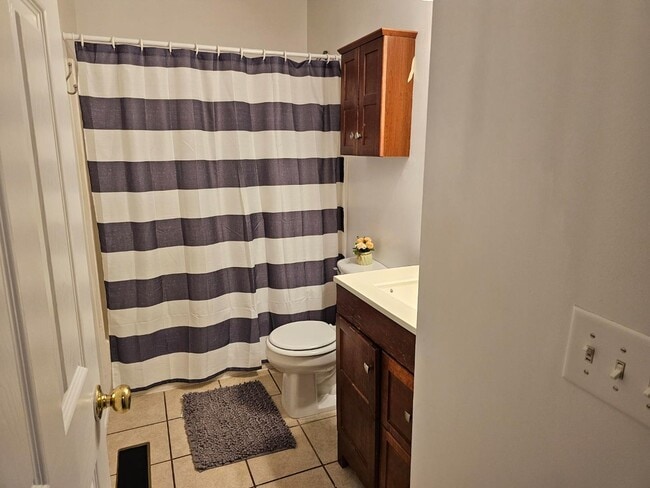 Photo - 202 Oakcrest Cir