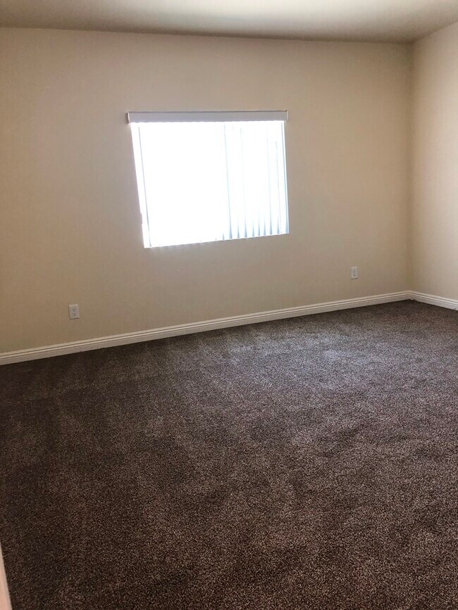 Photo - 887-887 1/2 E 43rd Street