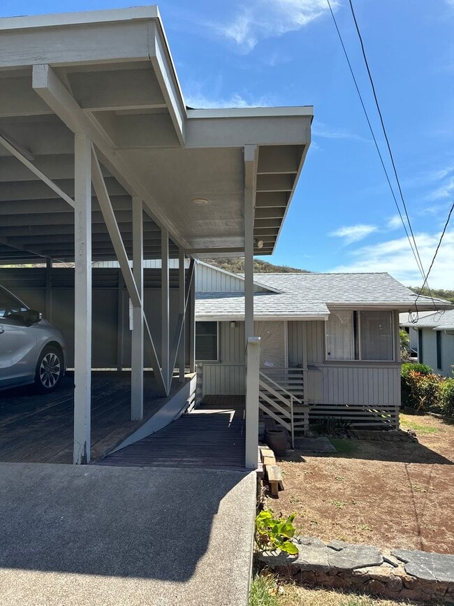 Photo - Makaikoa Street - near Kahala - 3 bedroom ...