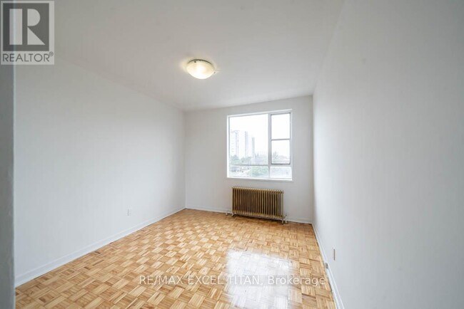 Photo - 2895 Bathurst St Unit 111
