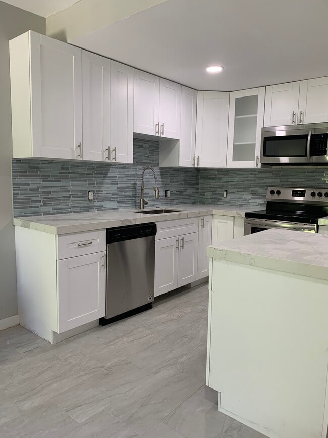 Beautiful remodeled unit - 3225 N Andrews Ave Unit 4 Rental