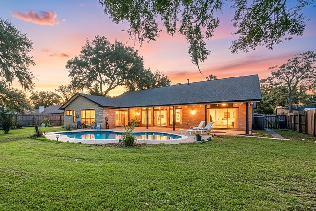 Building Photo - 303 Narcissus St