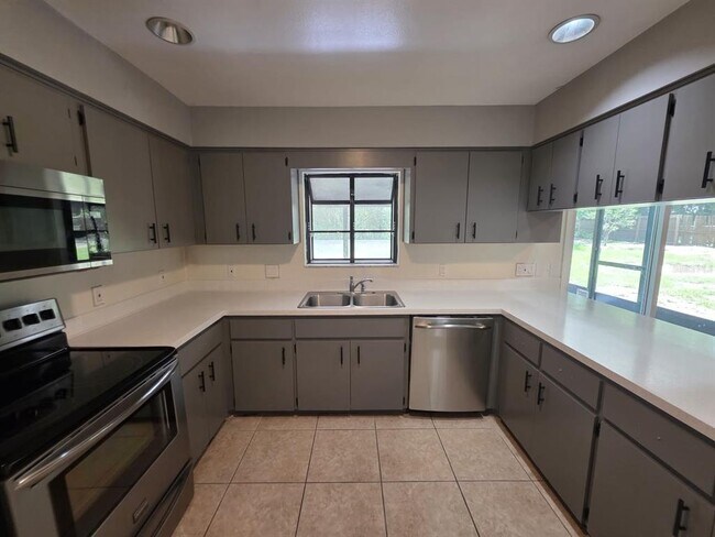 Photo - 619 Knowles Rd