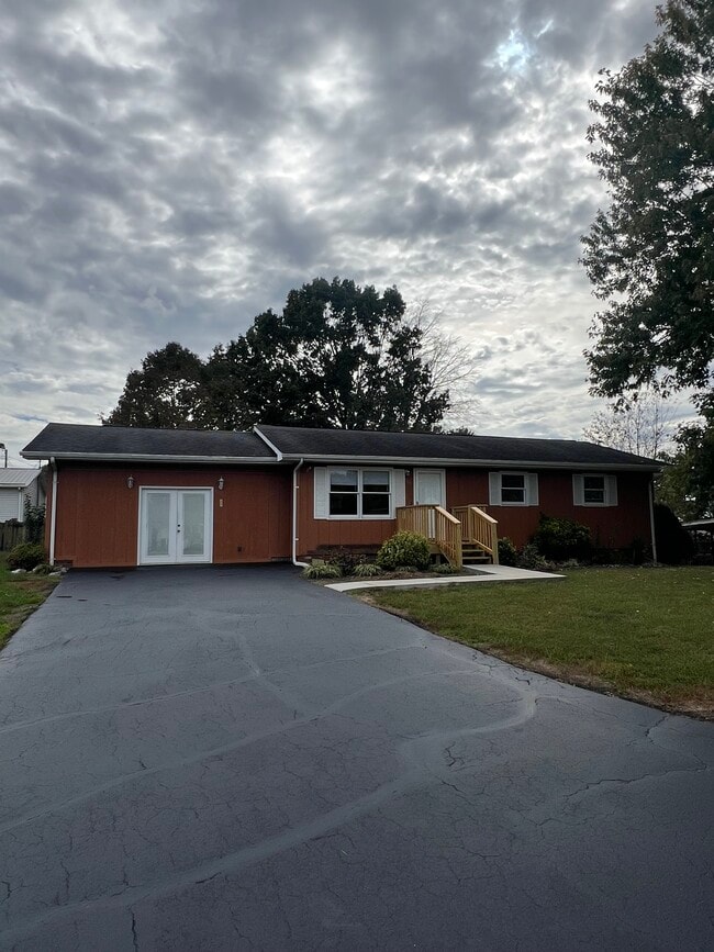 Photo - 185 Lois Dr