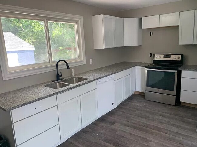 Kitchen - 1713 Kelton Ave