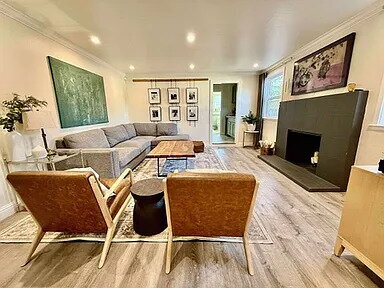 Building Photo - "Charming 1-Bedroom Oasis with 1.5 Baths in Prime Redwood City Location!"