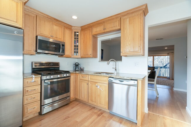 Kitchen - 93 Park Ave Unit 1105