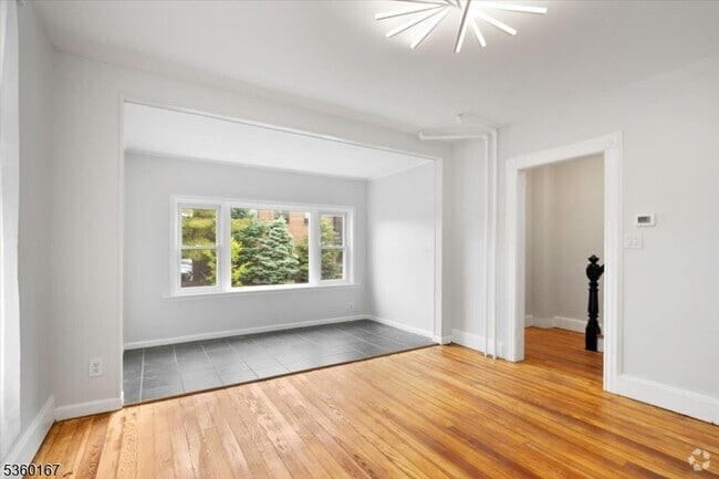 Building Photo - 113 John St Rental