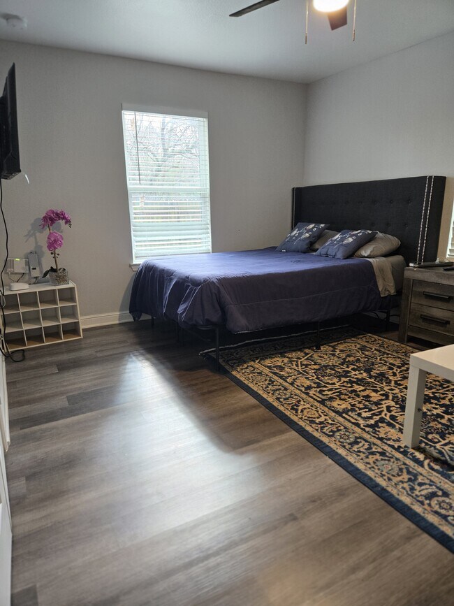 Photo - 1313 Bridges St