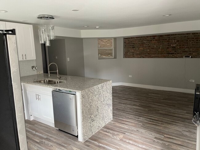 Open-concept living - 6420 S Saint Lawrence Ave Unit Garden